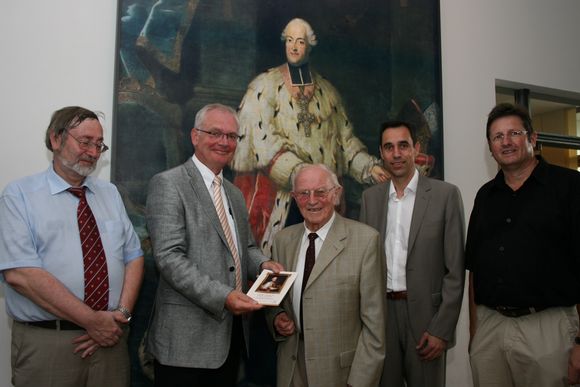 Übergabe der neuen Broschüre an Prof. Dr. Laufner durch Dr. Gerd Scholten.